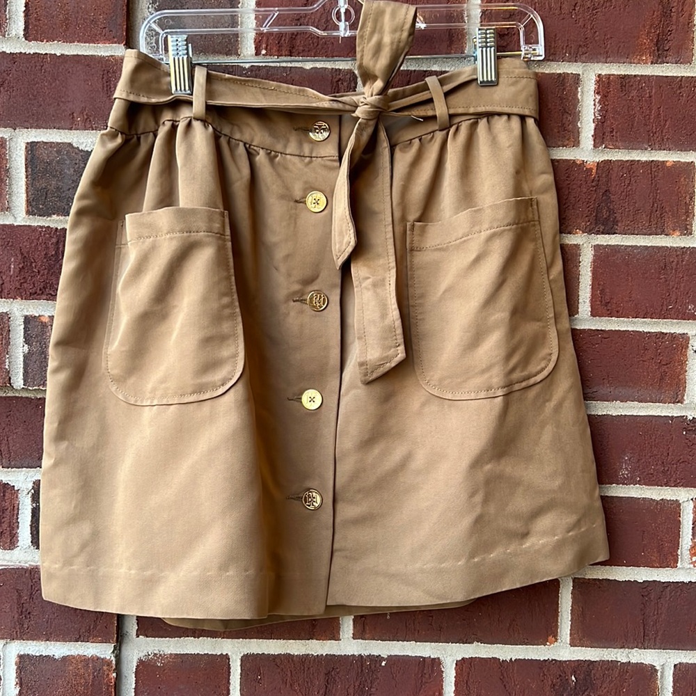 Tommy Hilfiger mini skirt, gold buttons and front pockets, tie waist